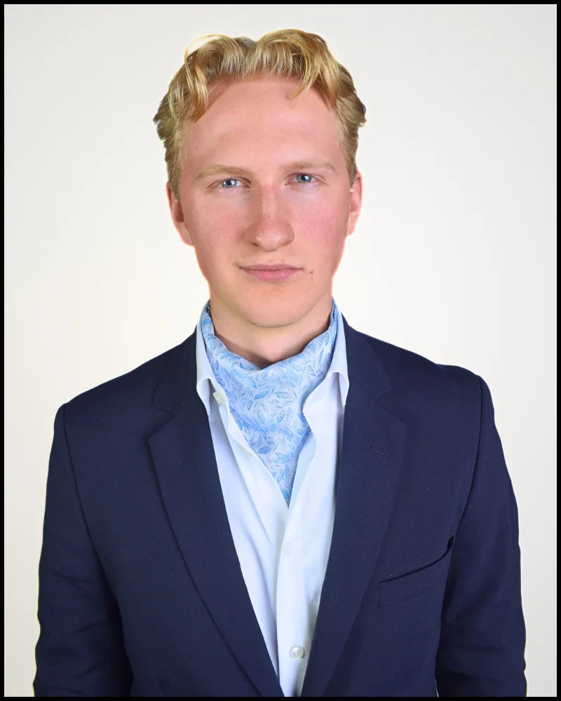 Ascot i hvit og lyseblå, modell Stockholm, portrett